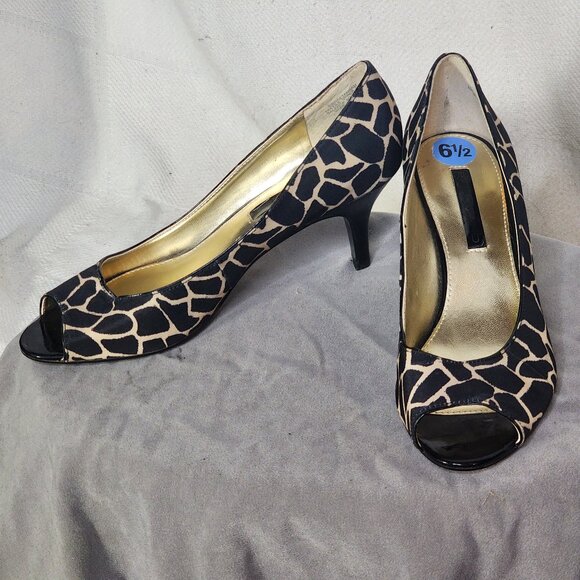 Bandolino Brown Tan Giraffe Print Peep Toe 3" Heel Fabric Dress Pumps Size 6.5M - Picture 1 of 16
